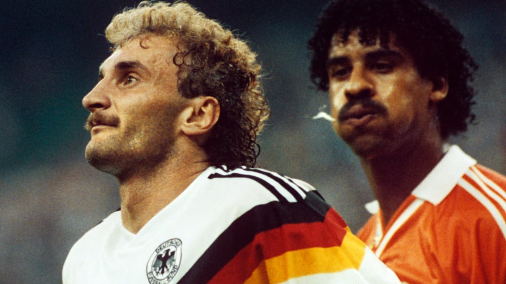 Kein sch&#246;nes, aber eines der bekanntesten Fotos der WM-Geschichte: Frank Rijkaard spuckt 1990 Rudi V&#246;ller an.