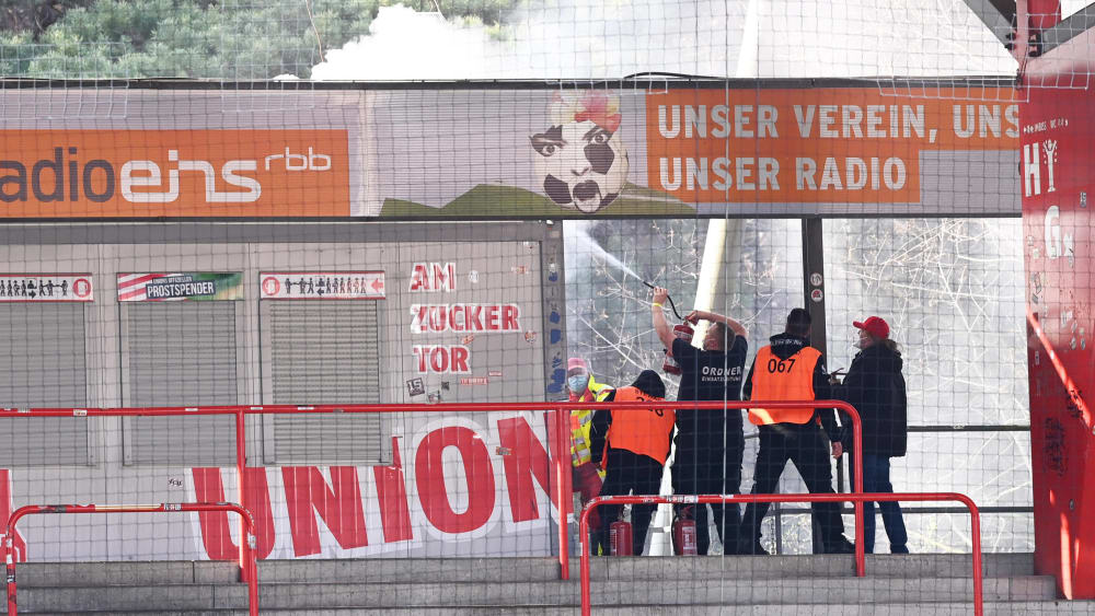 Beim Derby zwischen Union Berlin und Hertha musste ein Feuer an einem Imbissstand gel&#246;scht werden.