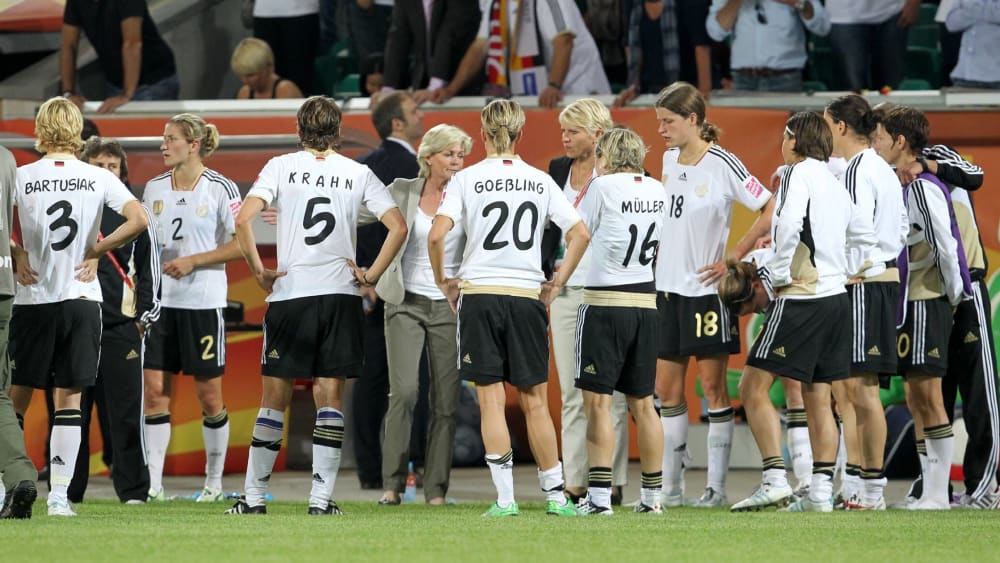 Entt&#228;uschung: Silvia Neid (links im Hintergrund) und Doris Fitschen tr&#246;sten die Spielerinnen nach dem Aus im Viertelfinale 2011 gegen Japan.