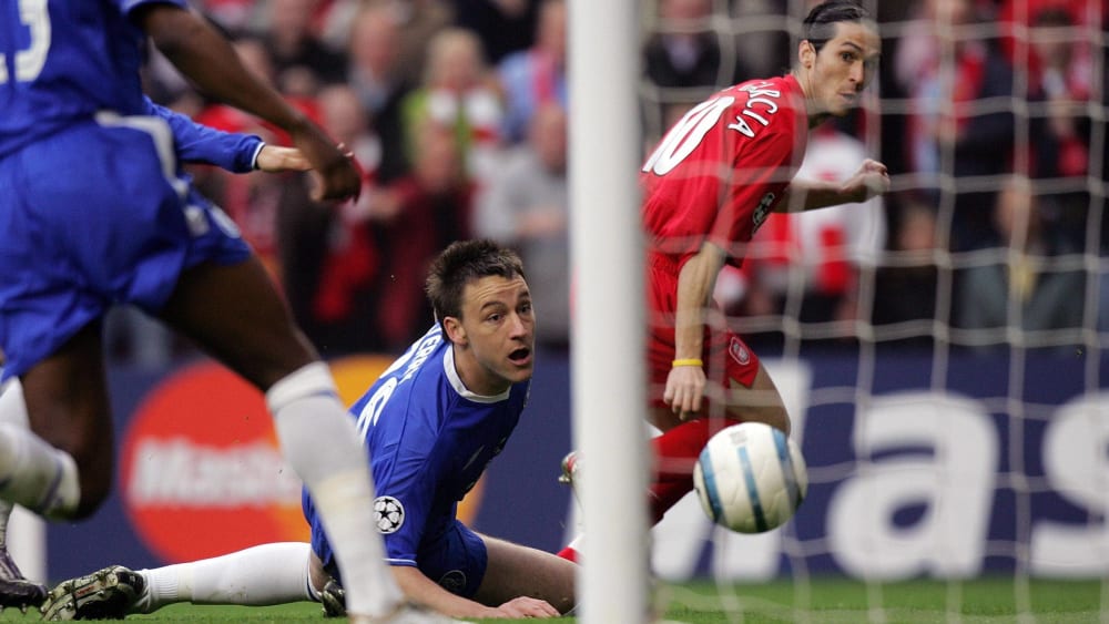 Das Tor zum Finale: Liverpools Luis Garcia &#252;berwindet den am Boden liegenden Chelsea-Gegenspieler John Terry.