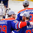 Edmonton um Leon Draisaitl (li.) und Florida um Aleksander Barkov (re.) spielen im Playoff-Finale in der NHL um den Stanley Cup.