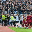 Nürnbergs Spieler jubeln, links im Bild befinden sich Ulmer Fans im Innenraum.