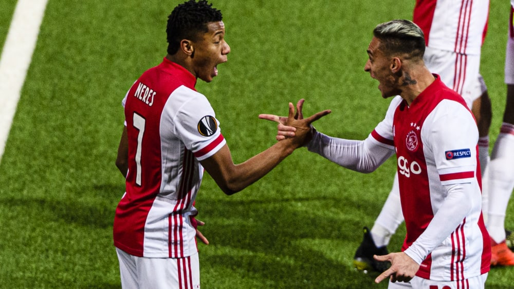 Jubelpose: David Neres und Antony (r.) freuen sich nach dem 1:0 f&#252;r Ajax. 