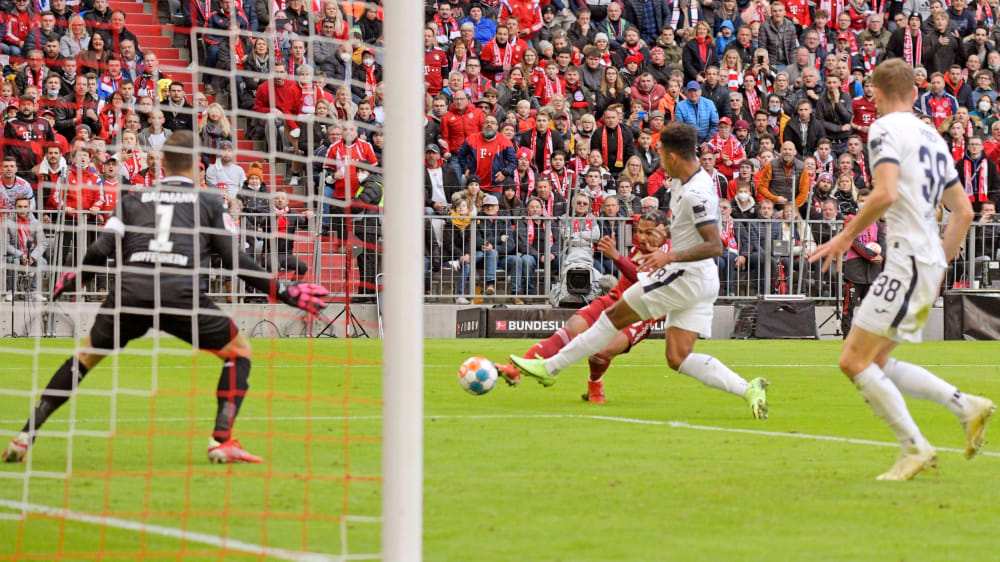 Aus spitzem Winkel: Serge Gnabry (Mi.) trifft zum 1:0 für den FC Bayern. 