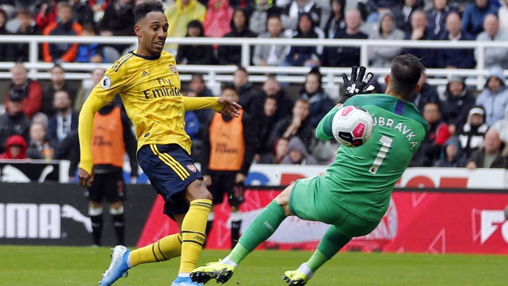 Pierre-Emerick Aubameyang &#252;berwindet Newcastles Goalie Martin Dubravka und trifft zum Sieg f&#252;r Arsenal.