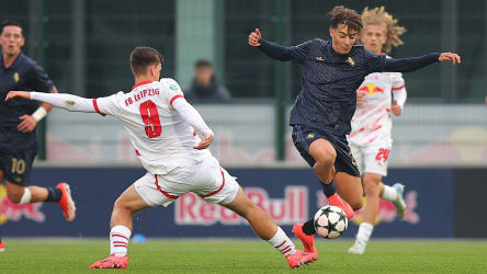 Leipzigs Stürmer Ramsak im Duell mit Juve-Torschütze Andrei Florea, der noch Gelb-Rot sah.