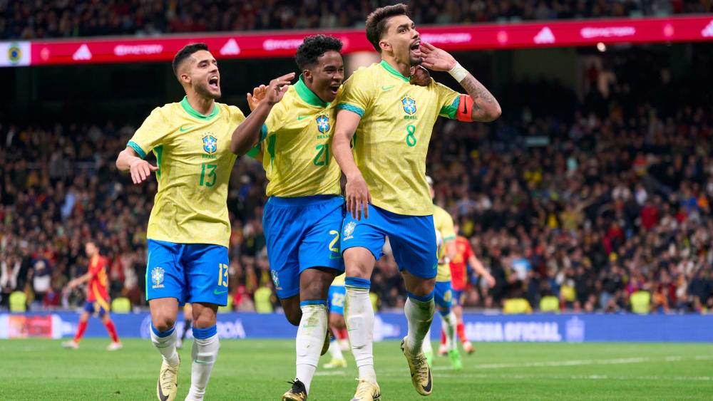 Brasilien bejubelt das späte Remis im Test gegen Spanien.