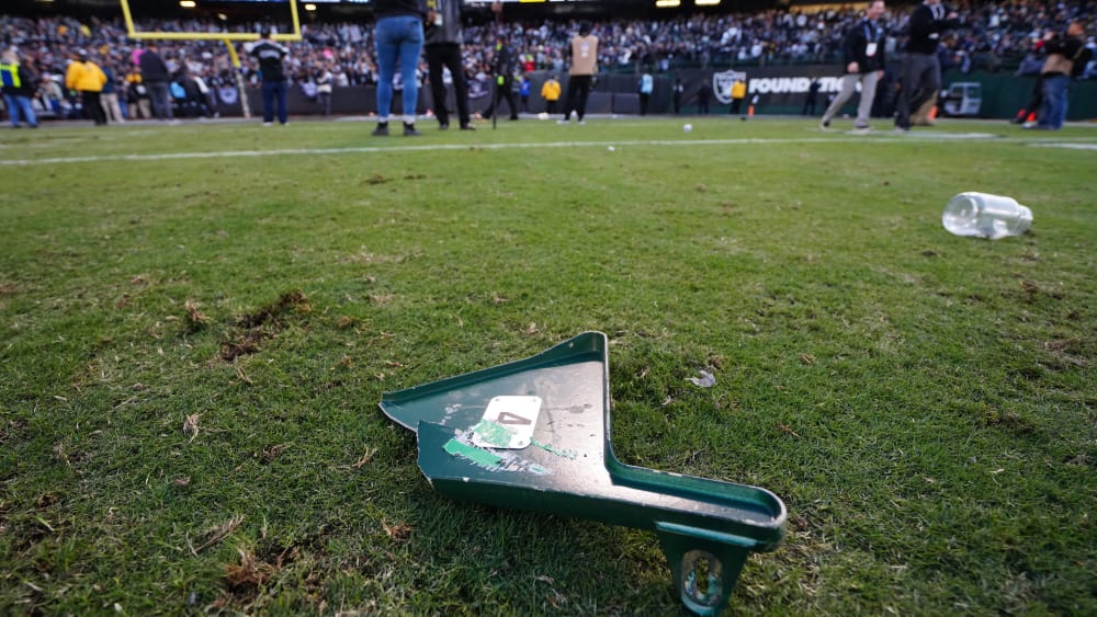 &#220;berbleibsel nach einem Wutausbruch der Fans: Die Anh&#228;nger der Oakland Raiders haben Gegenst&#228;nde aufs Feld geworfen.