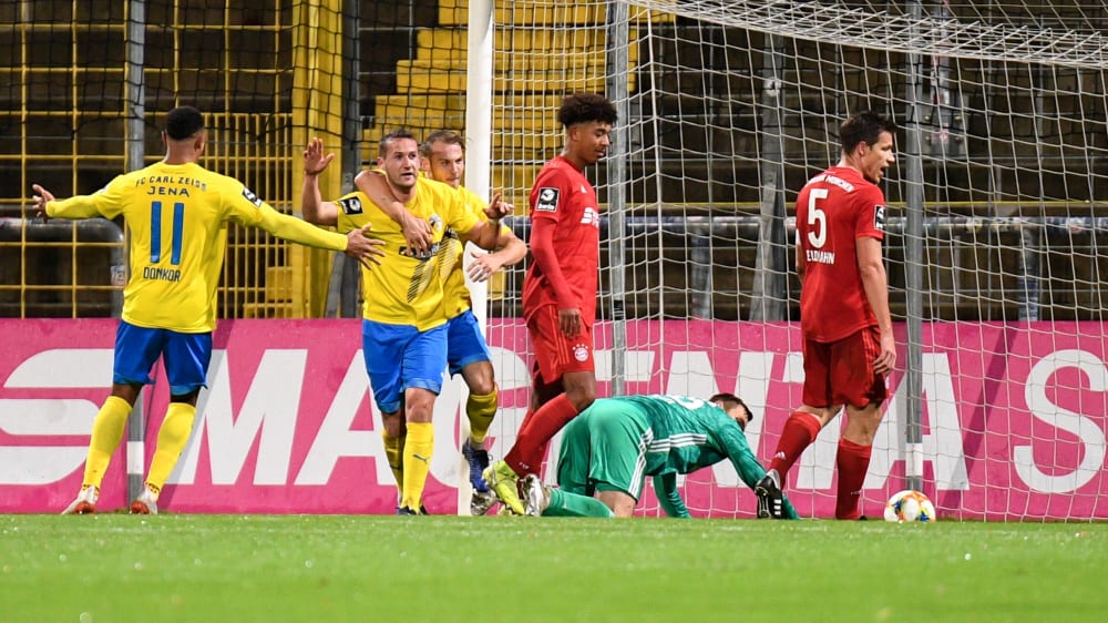 Julian G&#252;nther-Schmidt bejubelt mit seinen Kollegen das zwischenzeitliche 2:1. 