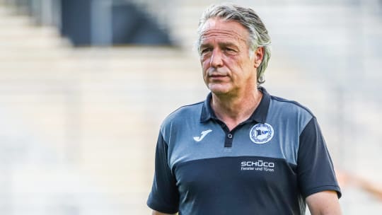 Arminia Bielefelds Trainer Uwe Neuhaus studiert die Fünferkette ein.