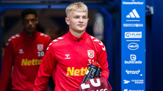 In Hamburg absolvierte Regensburgs Max Meyer seine ersten Profiminuten.