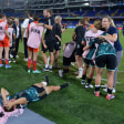 Am Boden zerstört: Kathrin Peter (re.) tröstet ihre Spielerinnen nach dem Scheitern im WM-Viertelfinale in Cali.