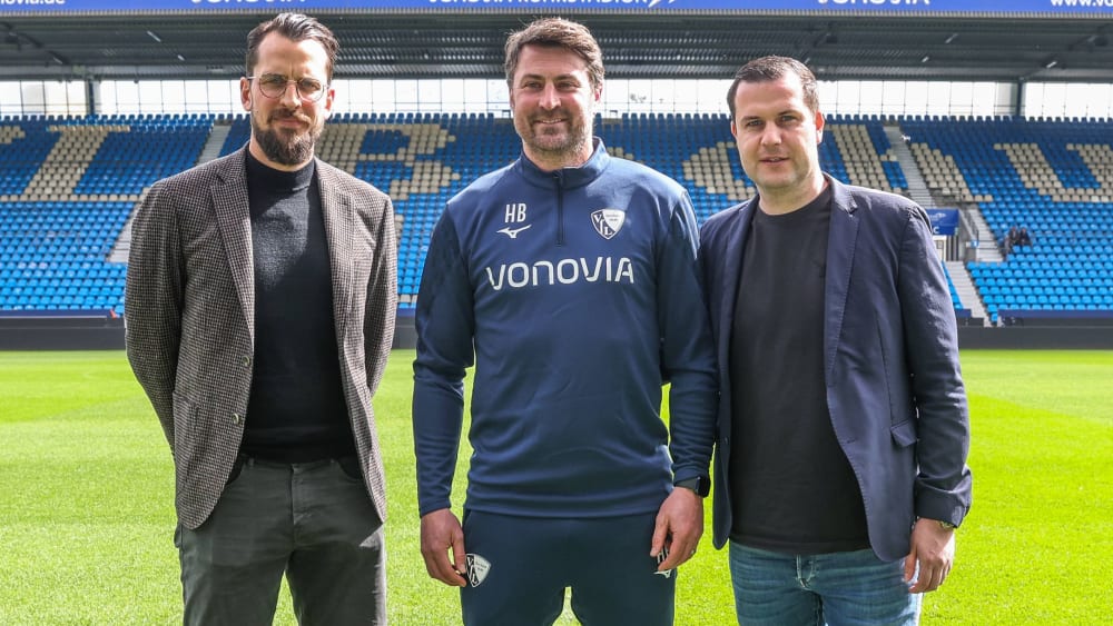 Heiko Butscher (M.) soll es als neuer Cheftrainer für Bochum richten, davon sind Geschäftsführer Patrick Fabian (li.) und Sportdirektor Marc Lettau (re.) überzeugt.