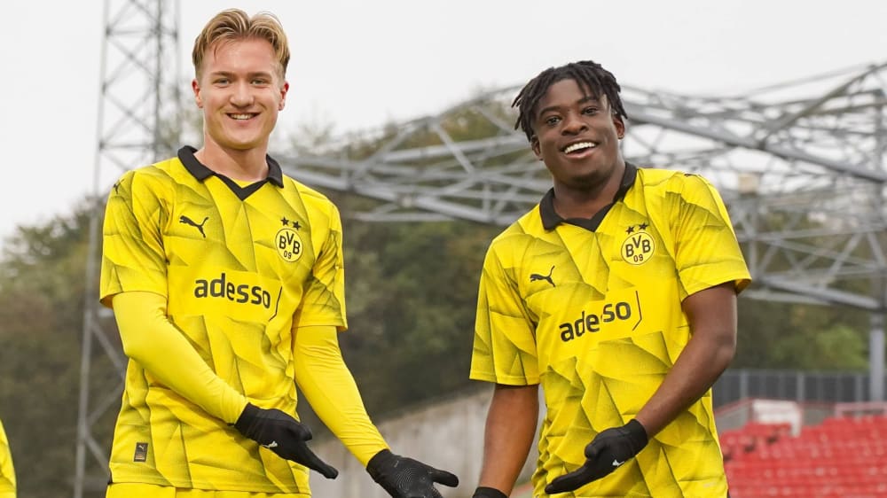 Dortmunds Julian Rijkhoff (li.) und Samuel Bamba feiern.