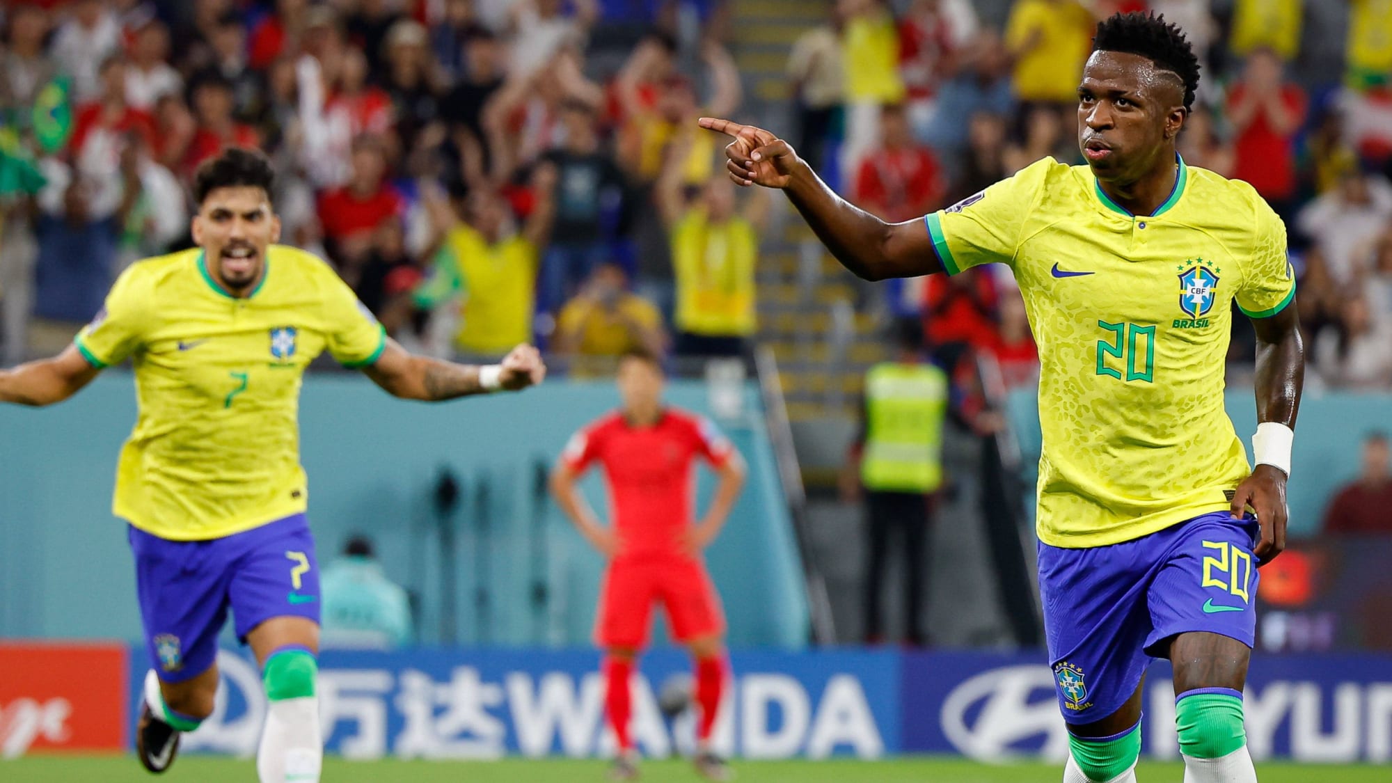 Vinicius Junior (re., Brasilien) jubelt beim 4:1 gegen Südkorea