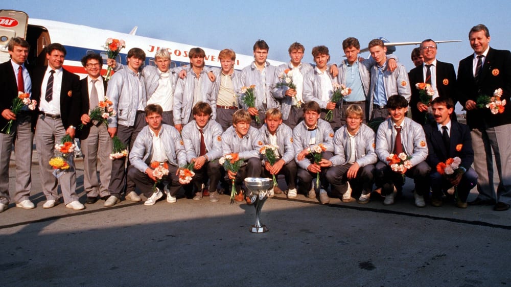 Glückliche Sieger: Die U-18-Auswahl der DDR am Tag nach dem EM-Finalsieg.