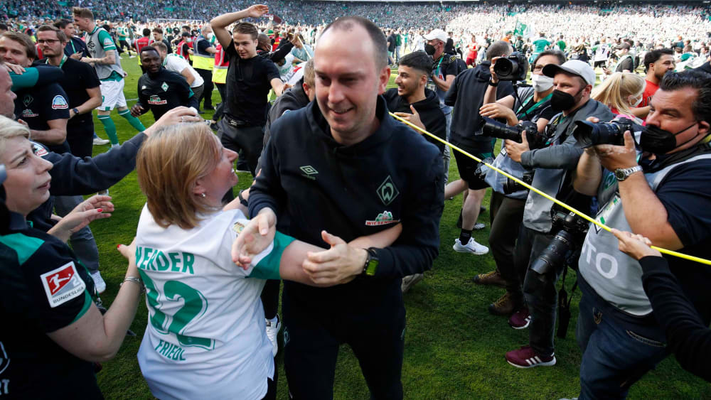 Ole Werner  feiert mit den Bremer Fans den Aufstieg.