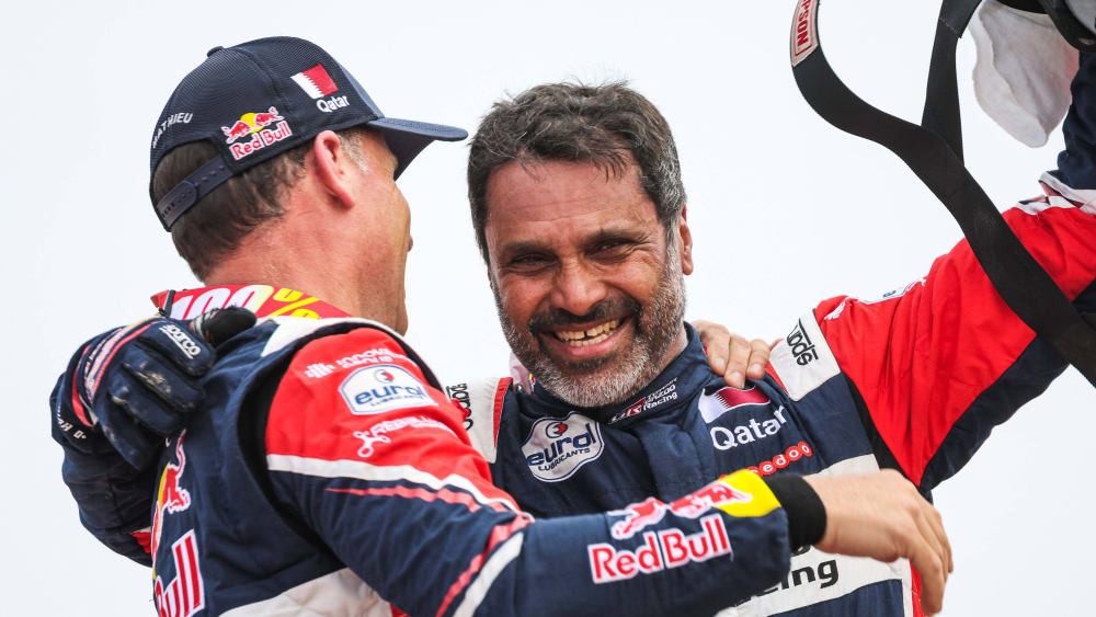 Nasser Al-Attiyah (re.) und Beifahrer Mathieu Baumel feiern ihren Dakar-Triumph.