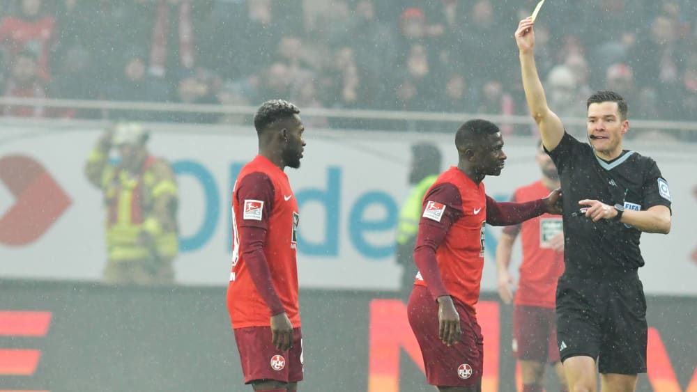 Für Kaiserslauterns Afeez Aremu war das Spiel gegen Hertha BSC vorzeitig beendet.
