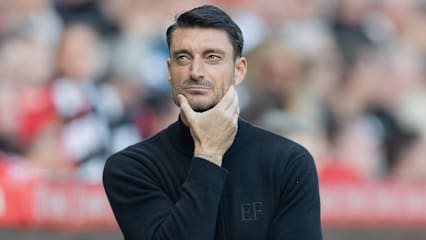 Nachdenklich: Eintracht-Trainer Albert Riera ärgert sich beim 1:2 in Mainz über das Entscheidungsverhalten in der Offensive und Fehler hinten.