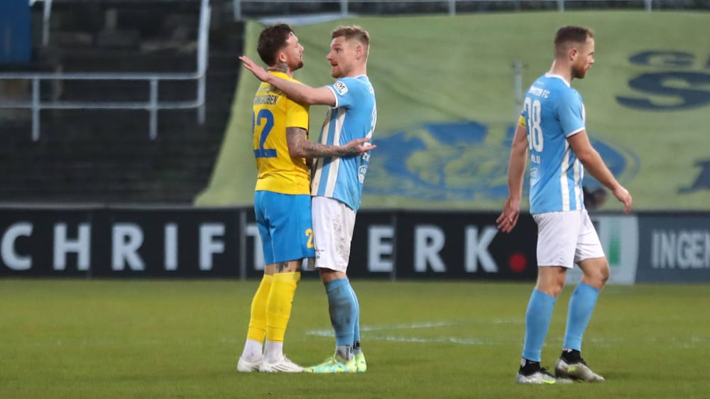 Jan Löhmannsröben (22, Lok Leipzig) und Robert Zickert (21, Chemnitzer FC) gemeinsam nach dem Abpfiff.