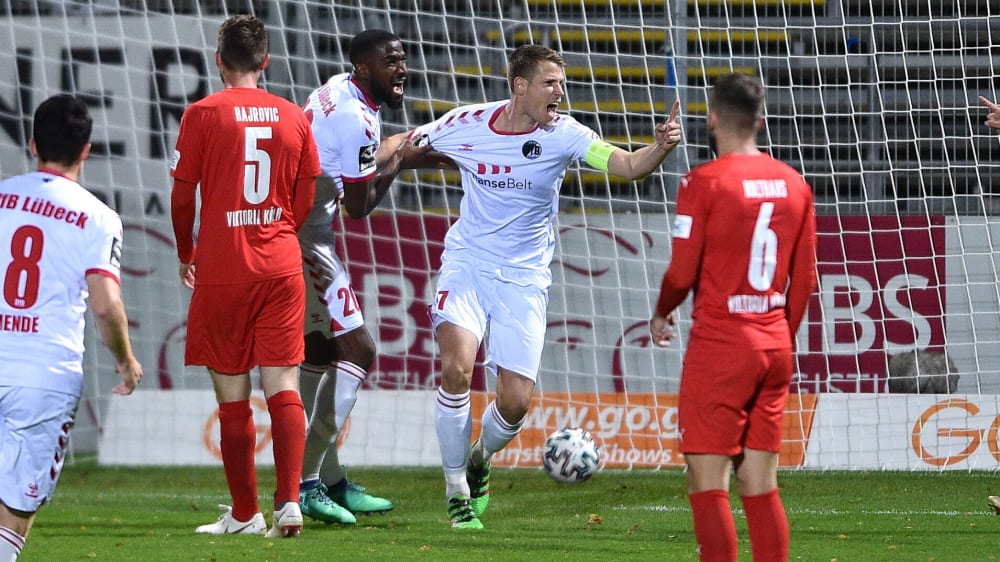 L&#252;becks Kapit&#228;n Tommy Grupe bejubelt seinen Treffer zum 1:0. 