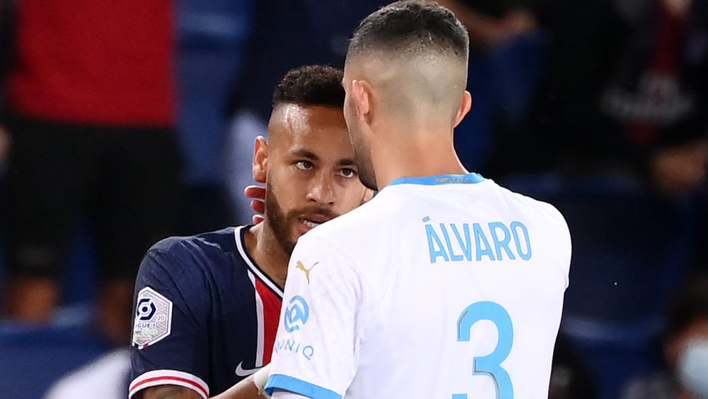 Disput: Neymar und Alvaro Gonzalez (r.).