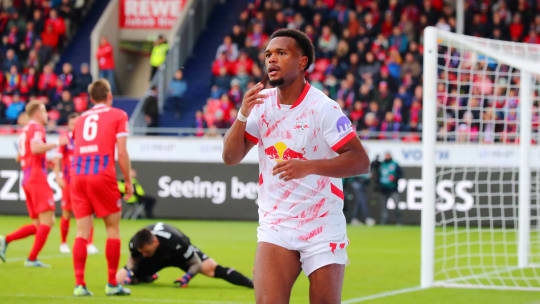 Jubelpose: Lois Openda feiert sein soeben erzieltes 1:0.