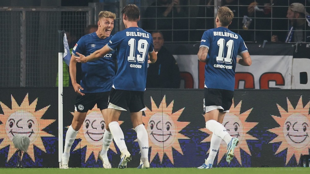 1 mit seinen Mitspielern.