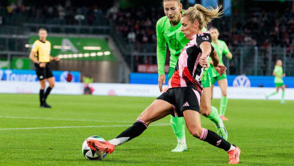 GOOGLE PIXEL Frauen-Bundesliga: VfL Wolfsburg - FC Bayern München; 12.10.2024 Zweikampf Sarai Linder (VfL Wolfsburg, 39), Linda Dallmann (FC Bayern München, 10) GOOGLE PIXEL Frauen-Bundesliga: VfL Wolfsburg - FC Bayern München, Wolfsburg, Volkswagen Arena am 12.10.2024 DFB REGULATIONS PROHIBIT ANY USE OF PHOTOGRAPHS AS IMAGE SEQUENCES AND OR QUASI-VIDEO. *** GOOGLE PIXEL Womens Bundesliga VfL Wolfsburg FC Bayern Munich 12 10 2024 duel Sarai Linder VfL Wolfsburg, 39 , Linda Dallmann FC Bayern Munich, 10 GOOGLE PIXEL Womens Bundesliga VfL Wolfsburg FC Bayern Munich, Wolfsburg, Volkswagen Arena on 12 10 2024 DFB REGULATIONS PROHIBIT ANY USE OF PHOTOGRAPHS AS IMAGE SEQUENCES AND OR QUASI VIDEO Copyright: xBEAUTIFULxSPORTS Wunderlx