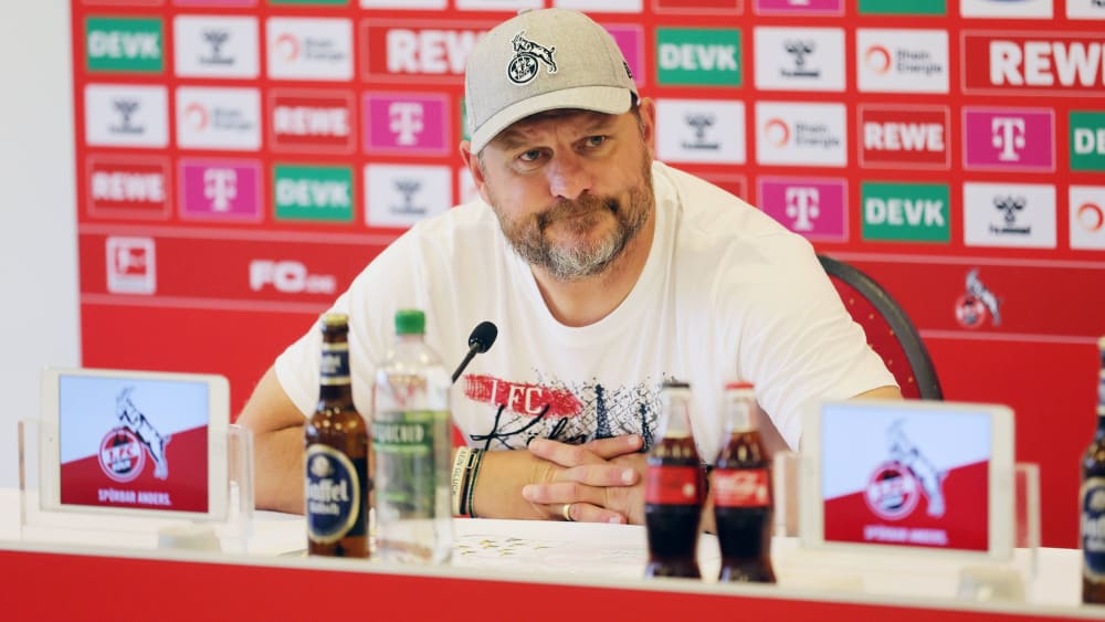 Auf der Suche nach einem Flügelstürmer - aber nicht unbedingt einem Innenverteidiger: Steffen Baumgart am Donnerstag in Köln.