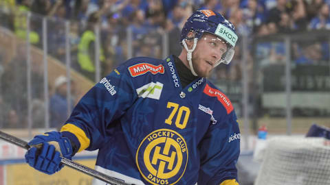 Enzo Corvi (HC Davos) vs. Christoph Bertschy (HC Fribourg-Gotteron)