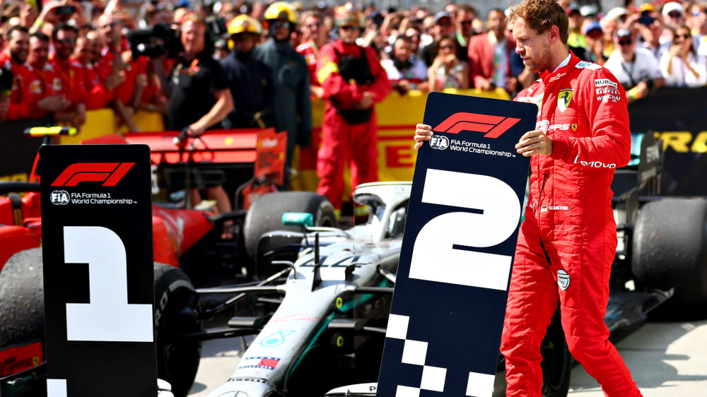 Statement mit Schildern: Sebastian Vettel vertauscht Platz eins und zwei.
