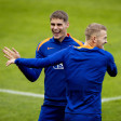 Micky van de Ven (li.) rückt gegen Deutschland wohl in die Innenverteidigung. Matthijs de Ligt bleibt erneut nur der Bankplatz.