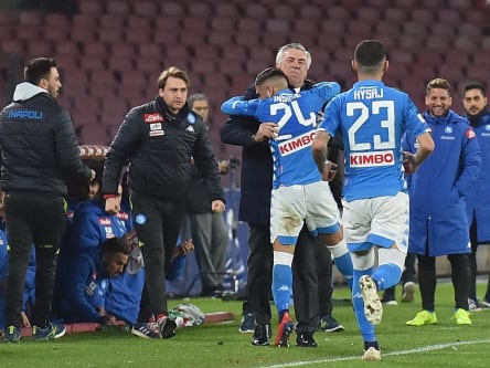 Carlo Ancelotti umarmt Lorenzo Insigne