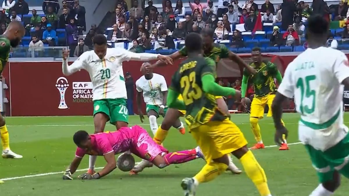 Dicker-Patzer-Mali-Keeper-schenkt-dem-Senegal-das-Halbfinale