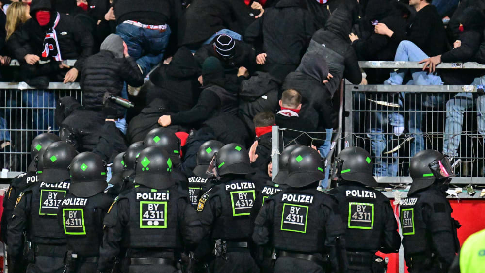 Polizeieinsatz nach Pokalspiel in Nürnberg.