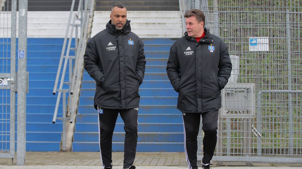 Im Austausch: "Coach" Patrick Esume (l.) und HSV-Trainer Dieter Hecking.