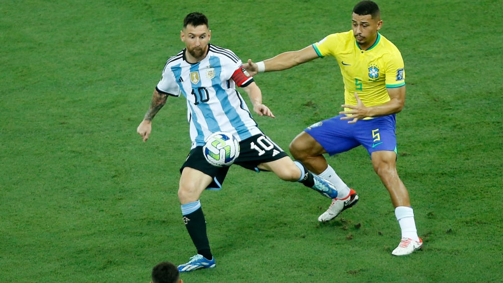 Argentinien gegen Brasilien, Adidas gegen Nike: Lionel Messi im Duell mit André.