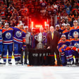 Finaleinzug: Die Edmonton Oilers nach Spiel 6 mit der Campbell Bowl.
