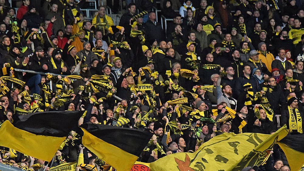 Dortmunder Fans im G&#228;steblock beim Ausw&#228;rtsspiel in Sinsheim.