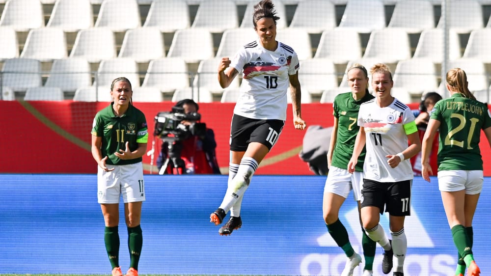 Eingenetzt und abgehoben: Dzsenifer Marozsan traf zum 2:0.