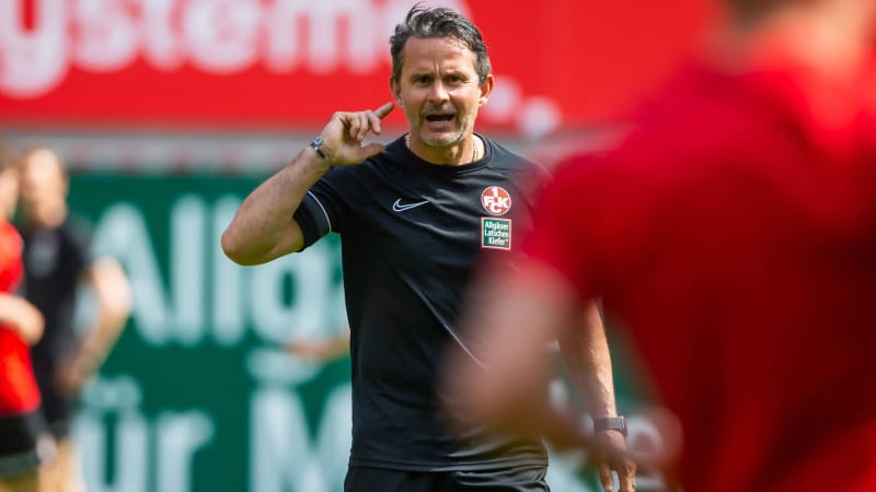 Dirk Schuster (Trainer 1.FC Kaiserslautern) gibt Anweisungen, Trainervorstellung und Training, 1.FC Kaiserslautern, Fussball, 3. Bundesliga, 11.05.2022 Trainervorstellung und Training, 1.FC Kaiserslautern, Fussball, 3. Bundesliga, 11.05.2022 *** Dirk Schuster coach 1 FC Kaiserslautern gives instructions, coach presentation and training, 1 FC Kaiserslautern, football, 3 Bundesliga, 11 05 2022 coach presentation and training, 1 FC Kaiserslautern, football, 3 Bundesliga, 11 05 2022 Copyright: xEibner-Pressefoto AlexanderxNeisx