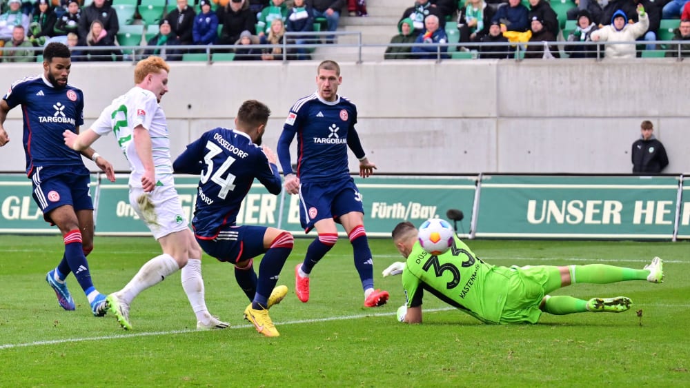 Der Treffer des Tages: Robert Wagner (weißes Trikot) schiebt zum 1:0 für Fürth ein.