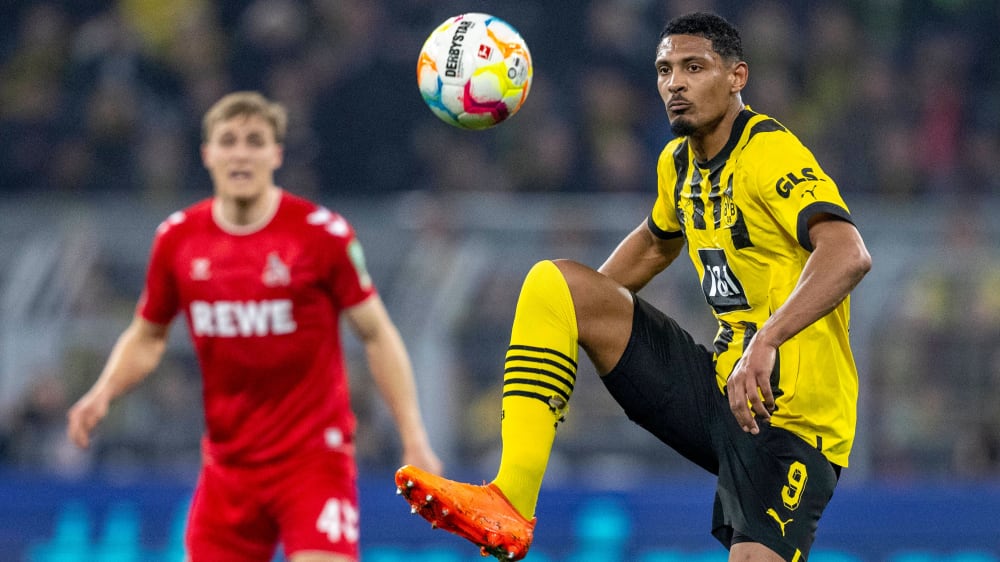 Sebastien Haller (r.) und Borussia Dortmund starten mit einem Heimspiel gegen den 1. FC Köln in die neue Saison.
