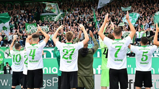 Feiern mit den Fans: Das Kleeblatt hatte am Samstag doppelten Grund zur Freude.