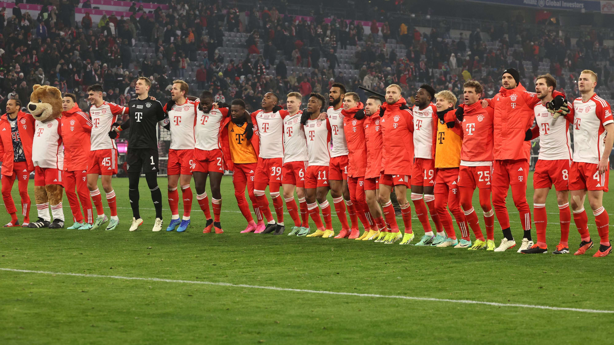 MUNICH, GERMANY - JANUARY 12: The players of Bayern Munich show their appreciation to the fans at full-time following victory in the Bundesliga match between FC Bayern München and TSG Hoffenheim at Allianz Arena on January 12, 2024 in Munich, Germany. (Photo by Alexander Hassenstein/Getty Images)