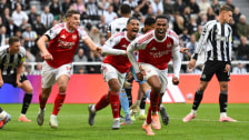 Entscheidung in der Nachspielzeit: Gabriel (vorne) köpfte Arsenal zum Sieg in Newcastle.
