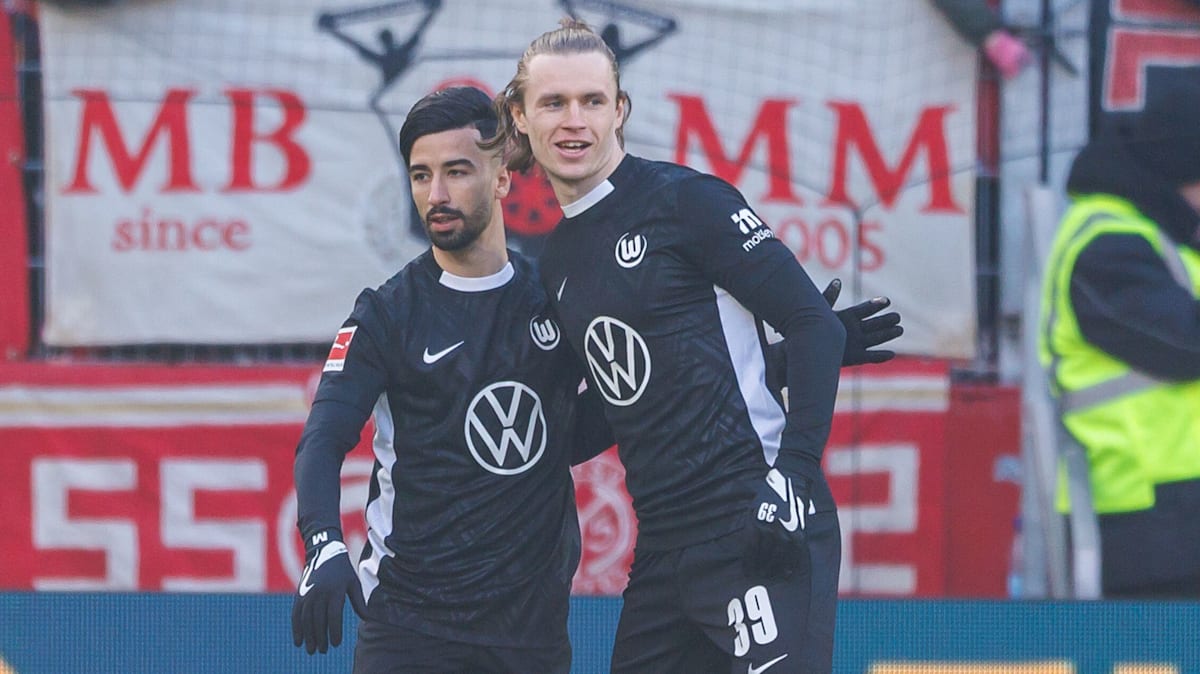 Blick-in-die-Augen-Bauer-schw-rmt-von-Amoura-und-muss-auf-Wimmer-verzichten