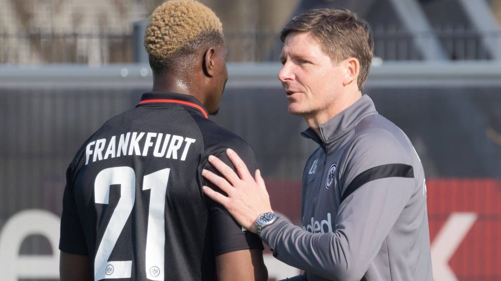 Frankfurts Trainer Oliver Glasner mit Stürmer Ragnar Ache.